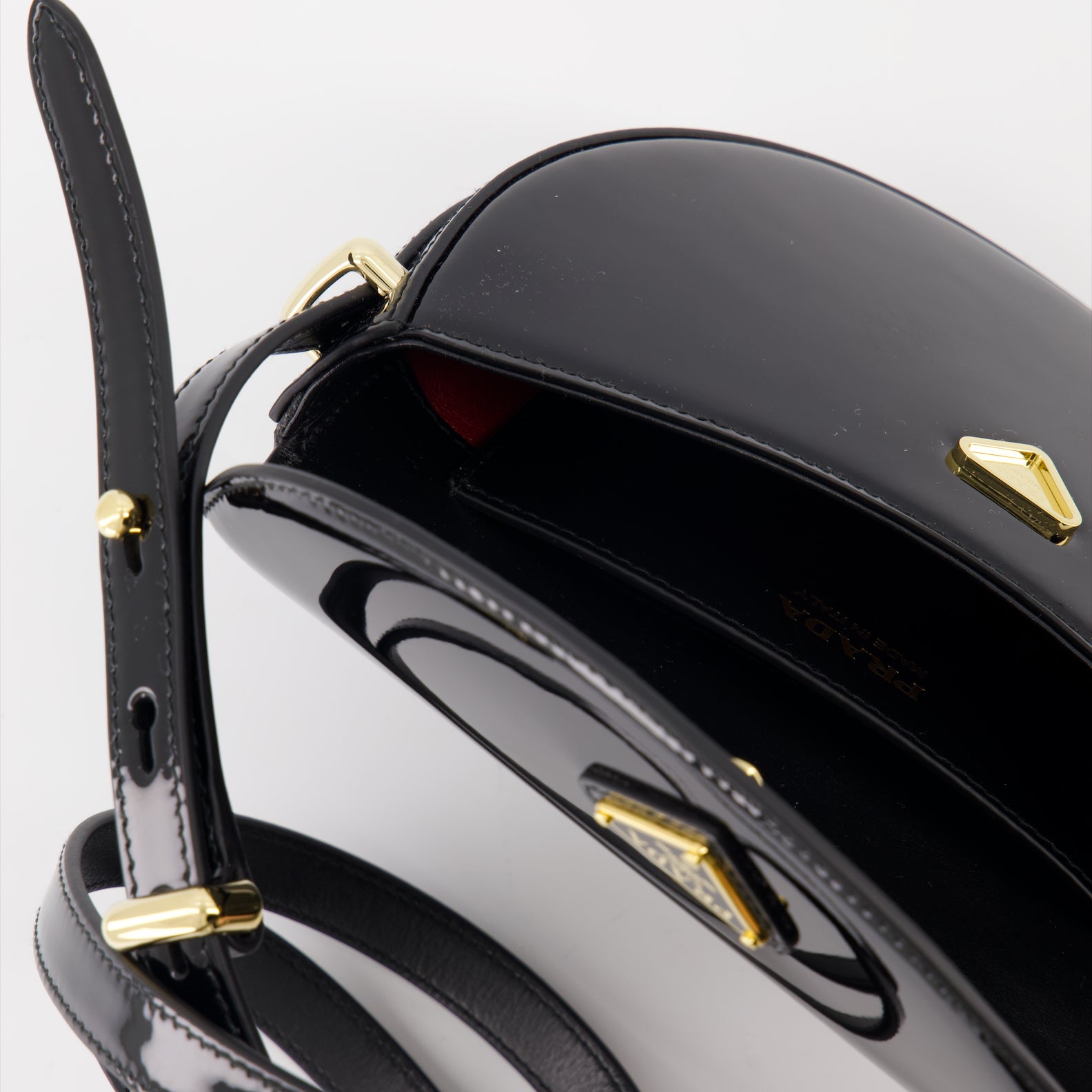 크로스백 Sac arqué en cuir verni Prada 검은색 Femme