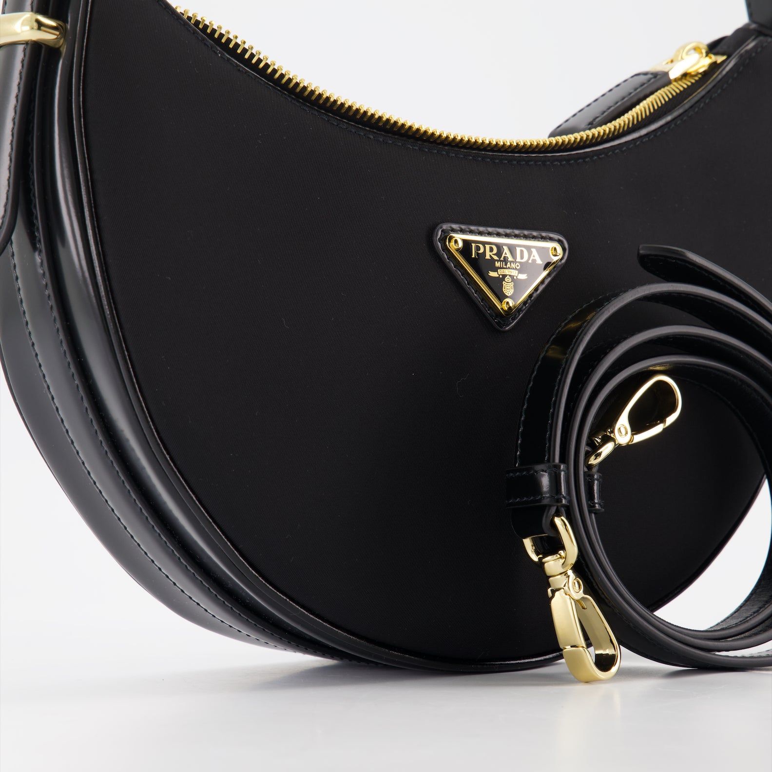 Bolsas de mão e de ombro Sac Arqué en Re-Nylon et cuir brossé Prada Preto Femme