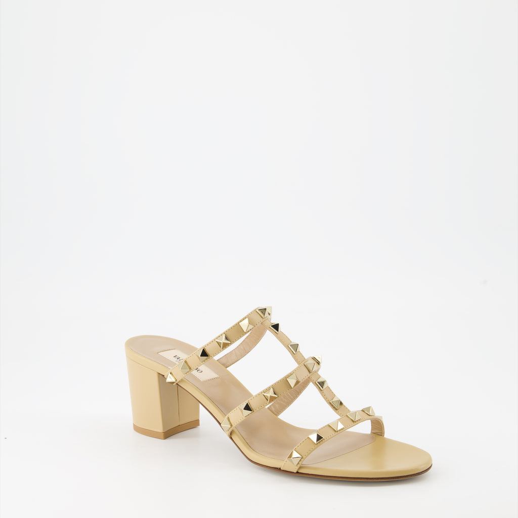 Zapatos abiertos Mules Rockstud à talon Valentino Garavani Beige Femme