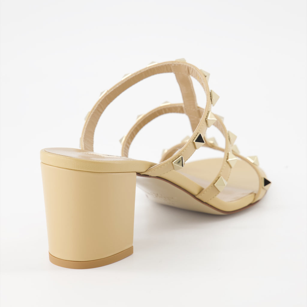Zapatos abiertos Mules Rockstud à talon Valentino Garavani Beige Femme