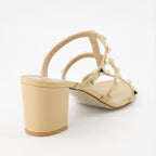 Zapatos abiertos Mules Rockstud à talon Valentino Garavani Beige Femme