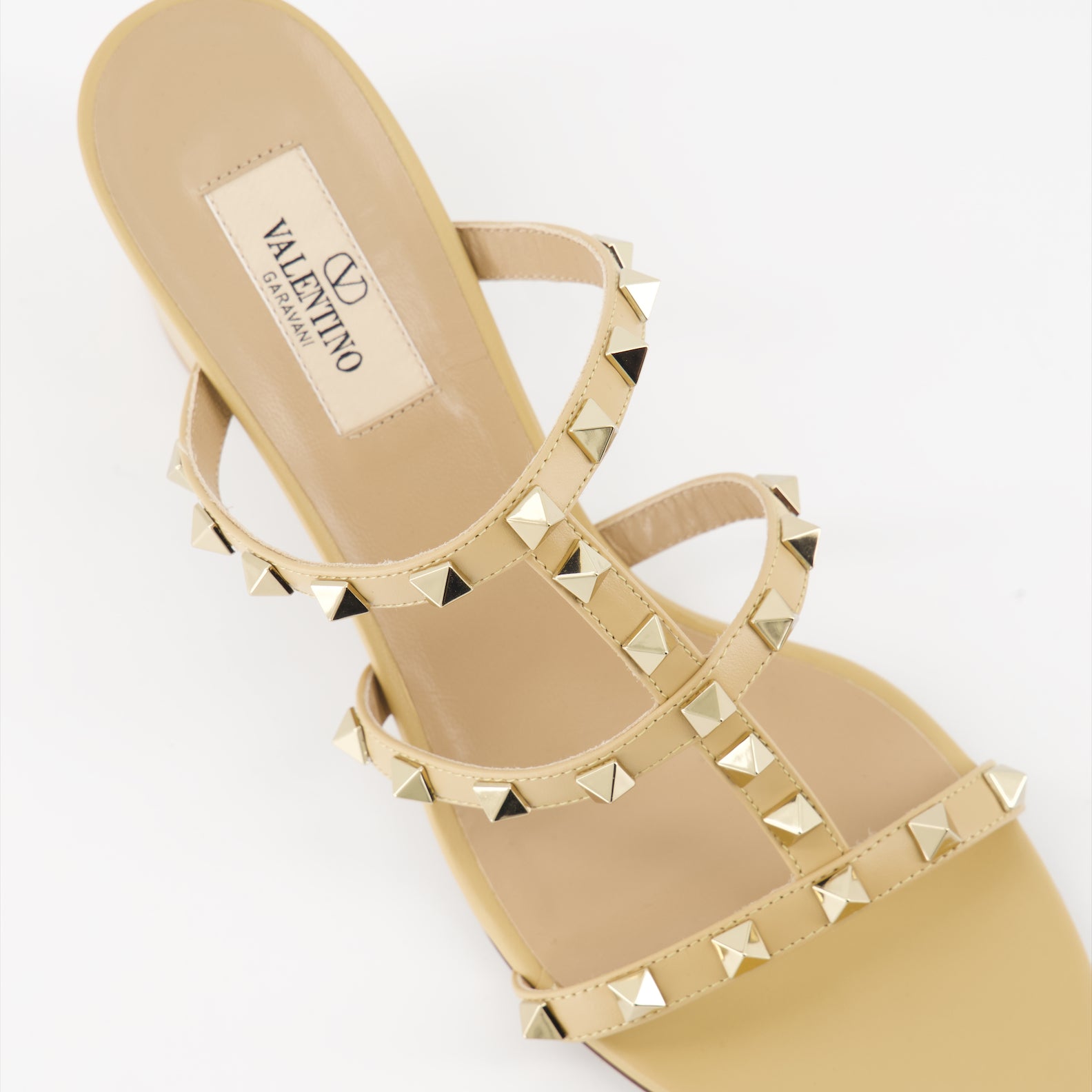 Zapatos abiertos Mules Rockstud à talon Valentino Garavani Beige Femme