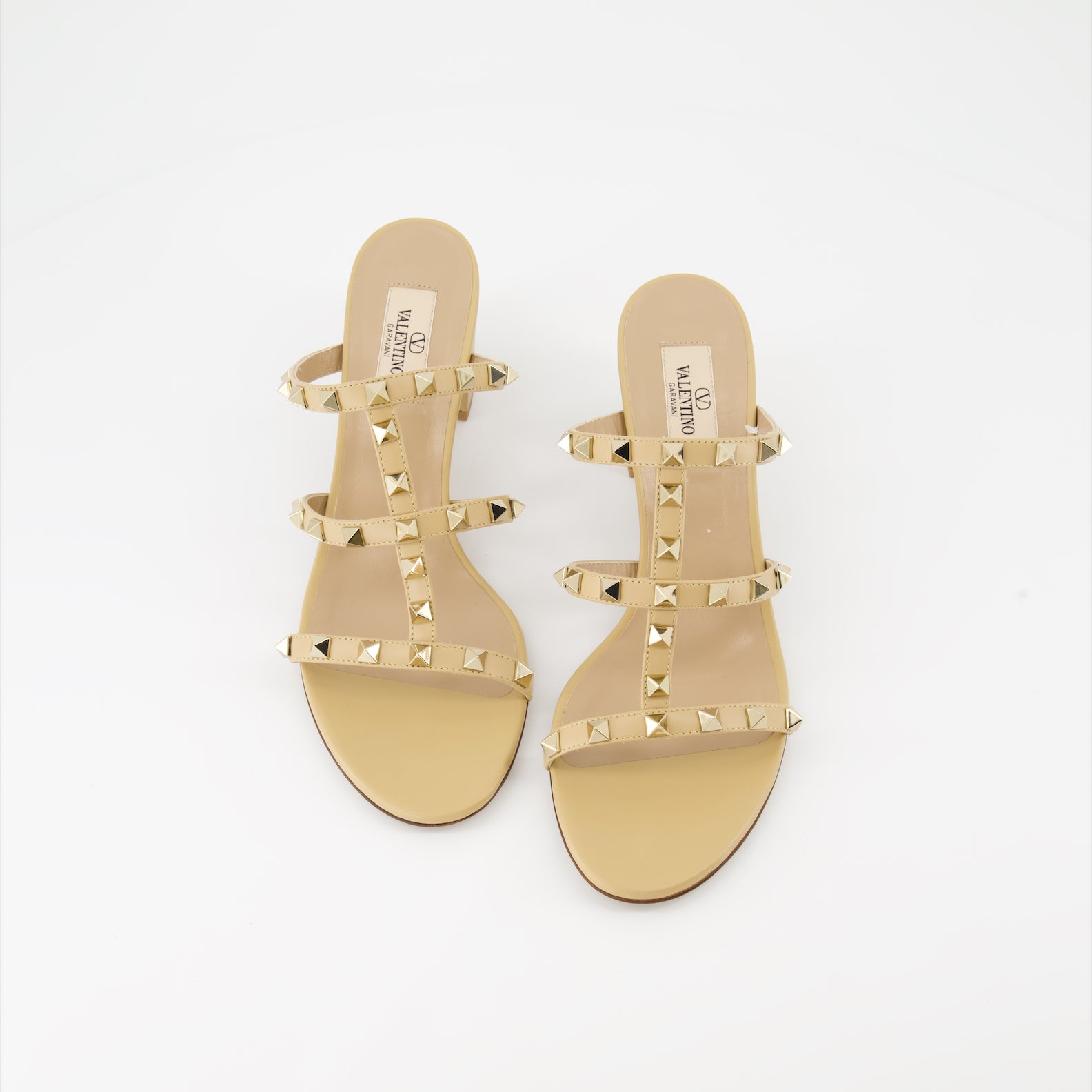 Zapatos abiertos Mules Rockstud à talon Valentino Garavani Beige Femme