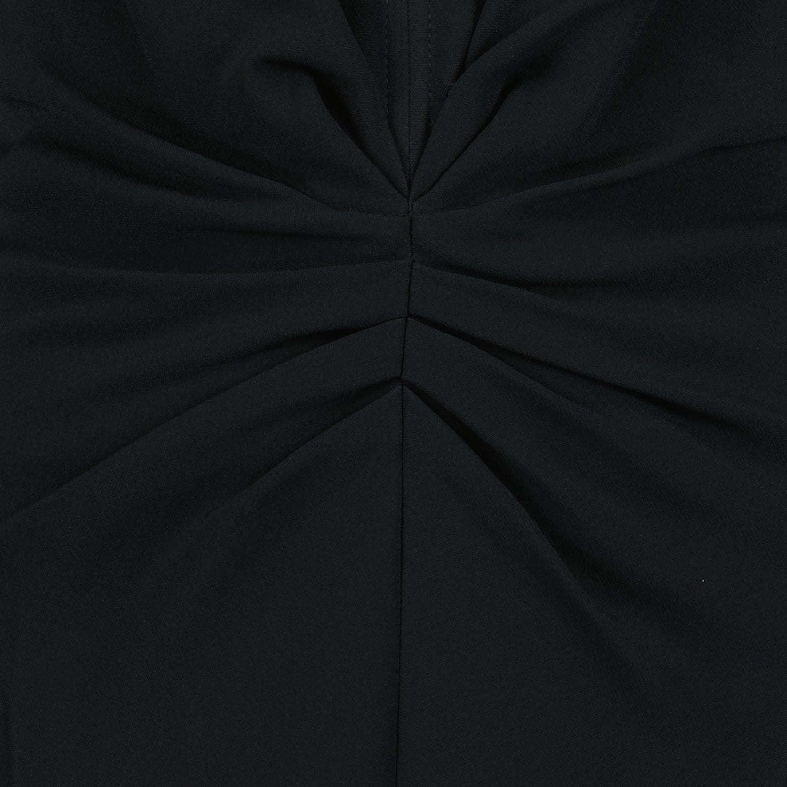 黒のミドル丈ドレス