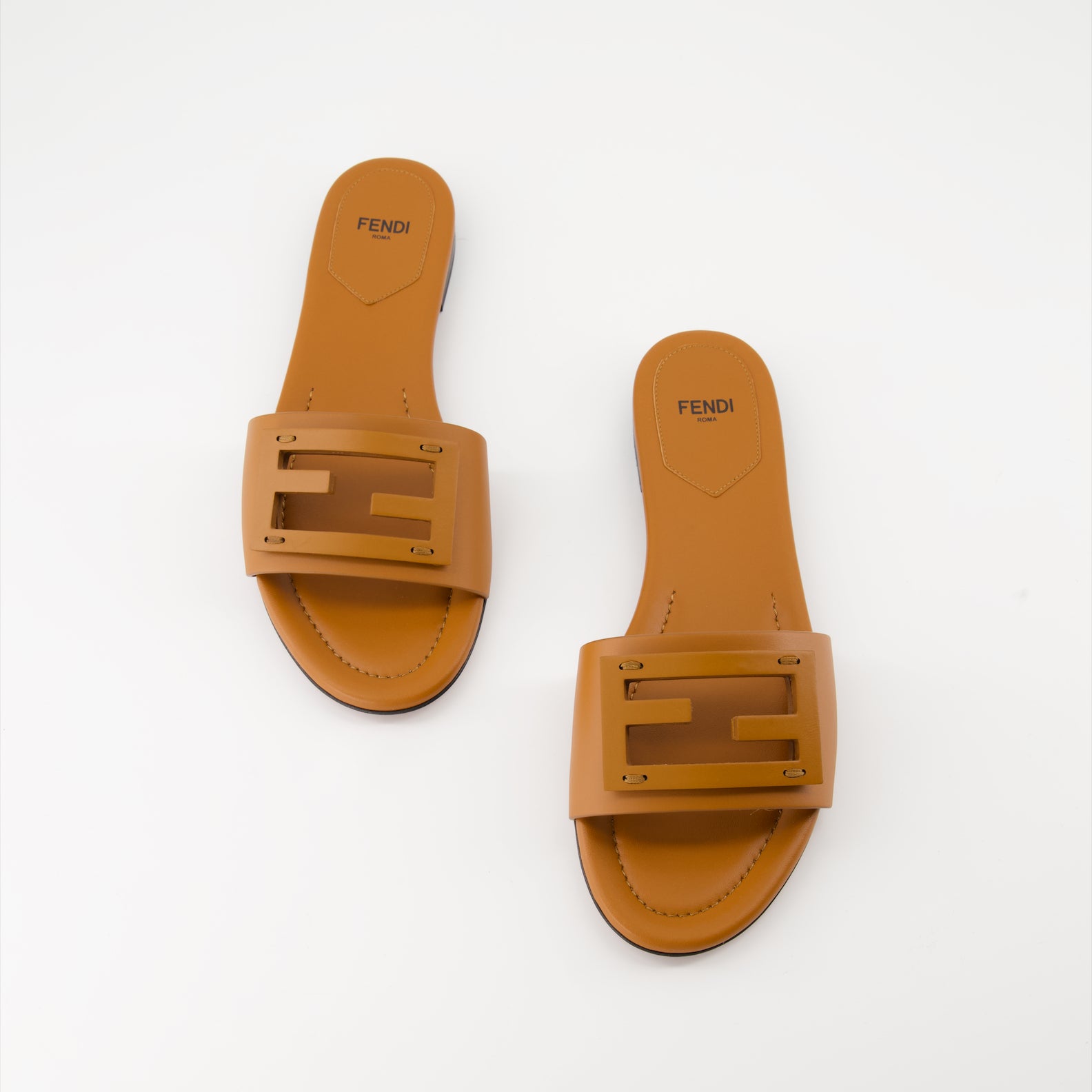 Sapatos abertos Sandales Baguette en cuir Fendi Marrom Femme