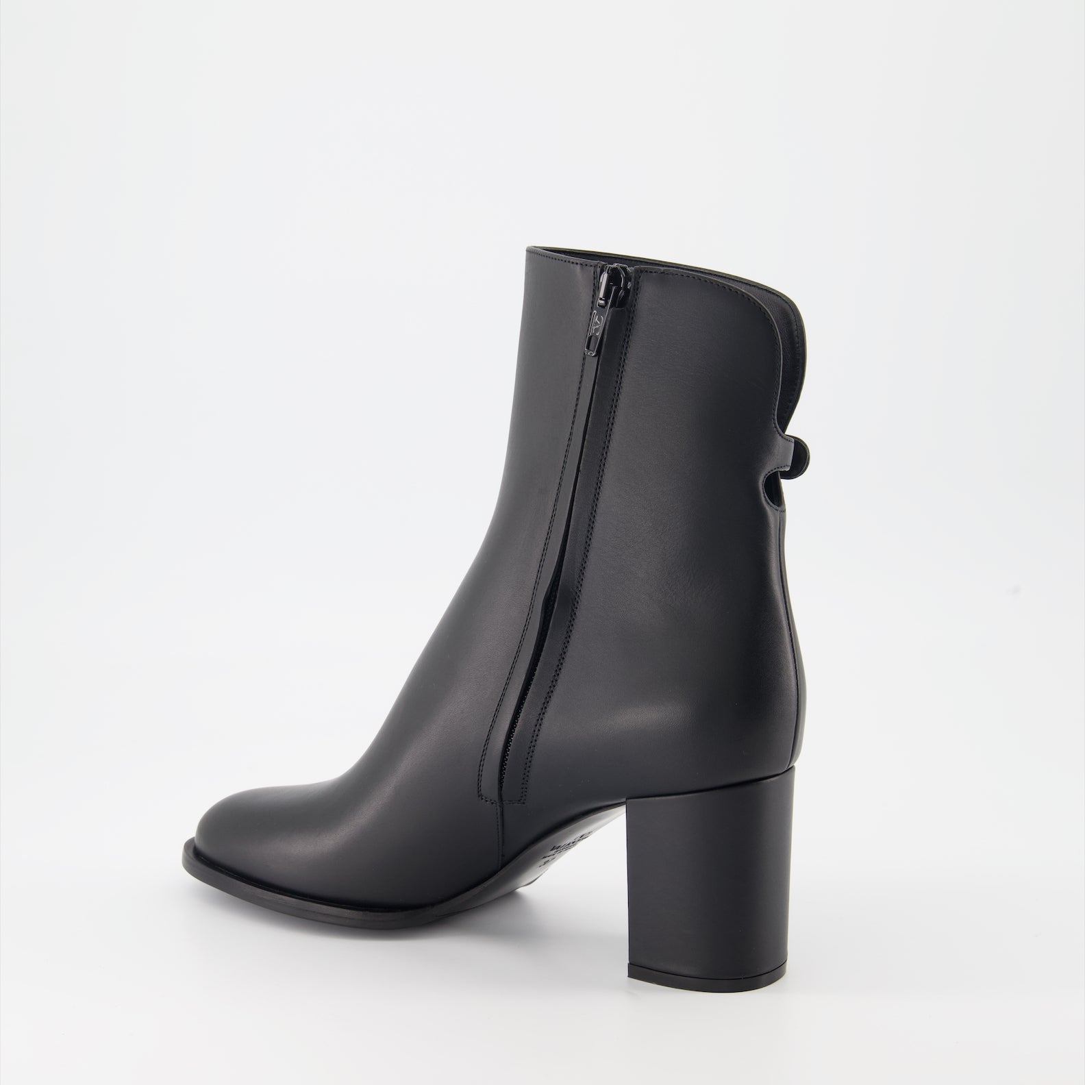 VLogo leather ankle boots
