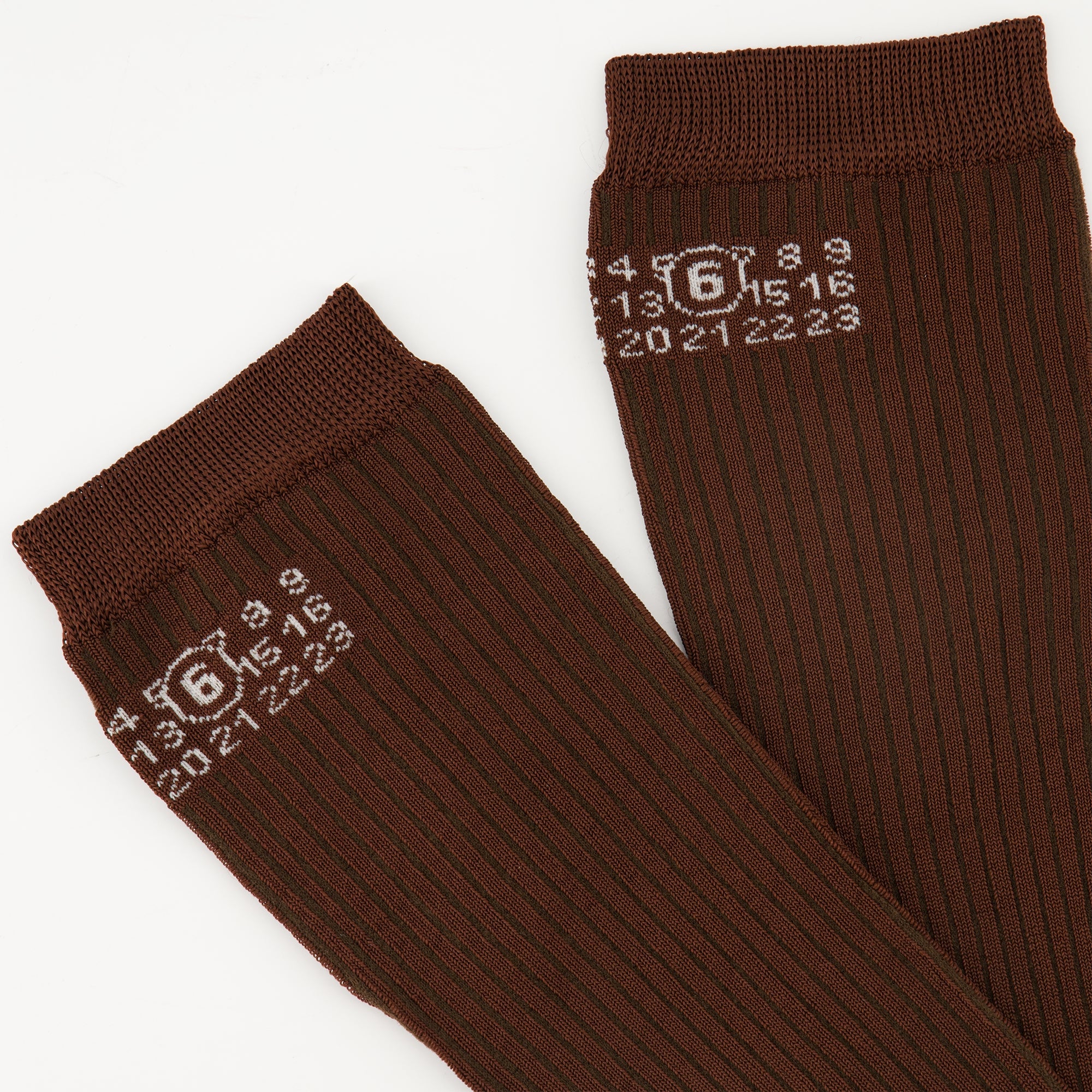 Bild der Numeric Socken von Mm6 für Damen - Herbst-Winter 2025 - Dreiviertelsicht von vorne rechts