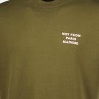 Imagen del T-shirt de eslogan caqui de la marca Drole De Monsieur para hombres - Temporada Otoño-Invierno 2025 - Vista Detallada_1