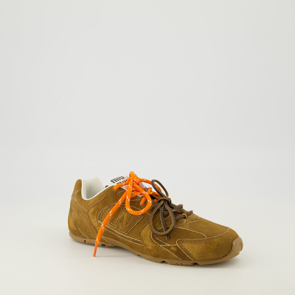 Image of the New Balance x MiuMiu 530 SL brown sneakers by Miu Miu for Women - Spring-Summer 2026 - Three-quarter front right view