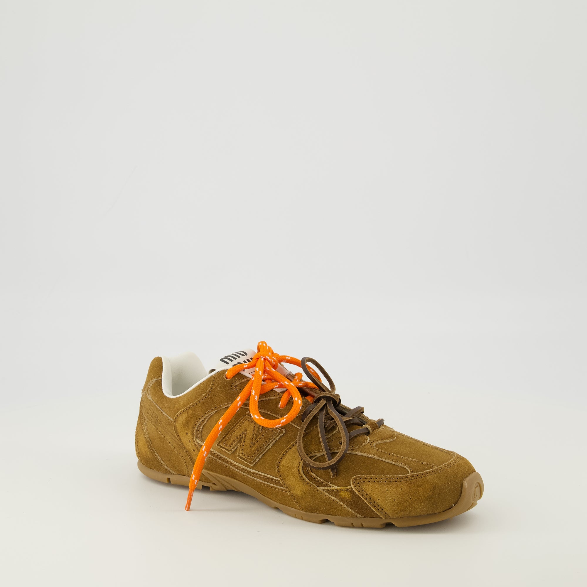 Imagen de las zapatillas New Balance x MiuMiu 530 SL marrones de la marca Miu Miu para Mujer - Temporada Primavera-Verano 2026 - Vista tres cuartos frontal derecha