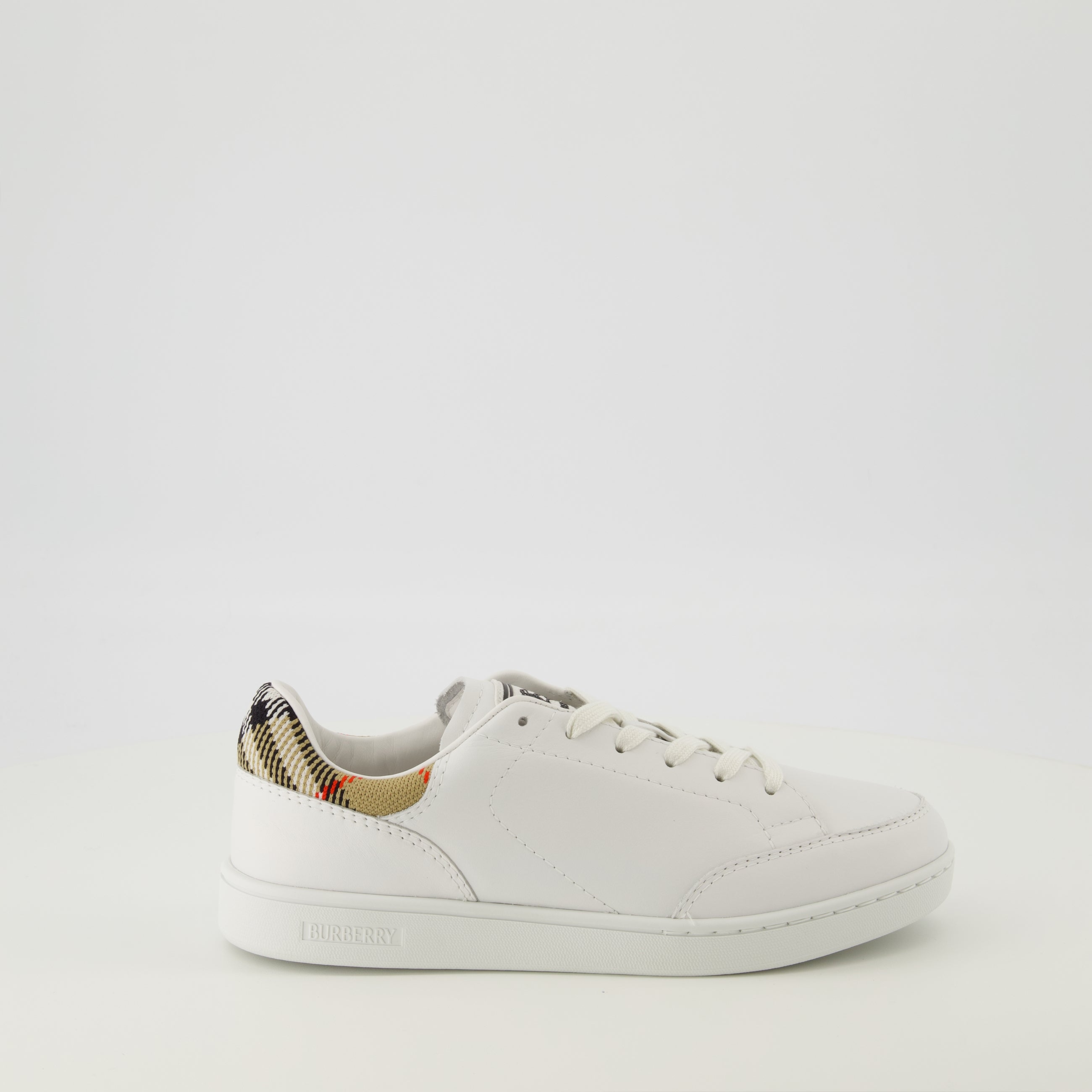 Imagen de las zapatillas Set de cuero blanco de la marca Burberry para Mujer - Temporada Primavera-Verano 2026 - Vista lateral derecha