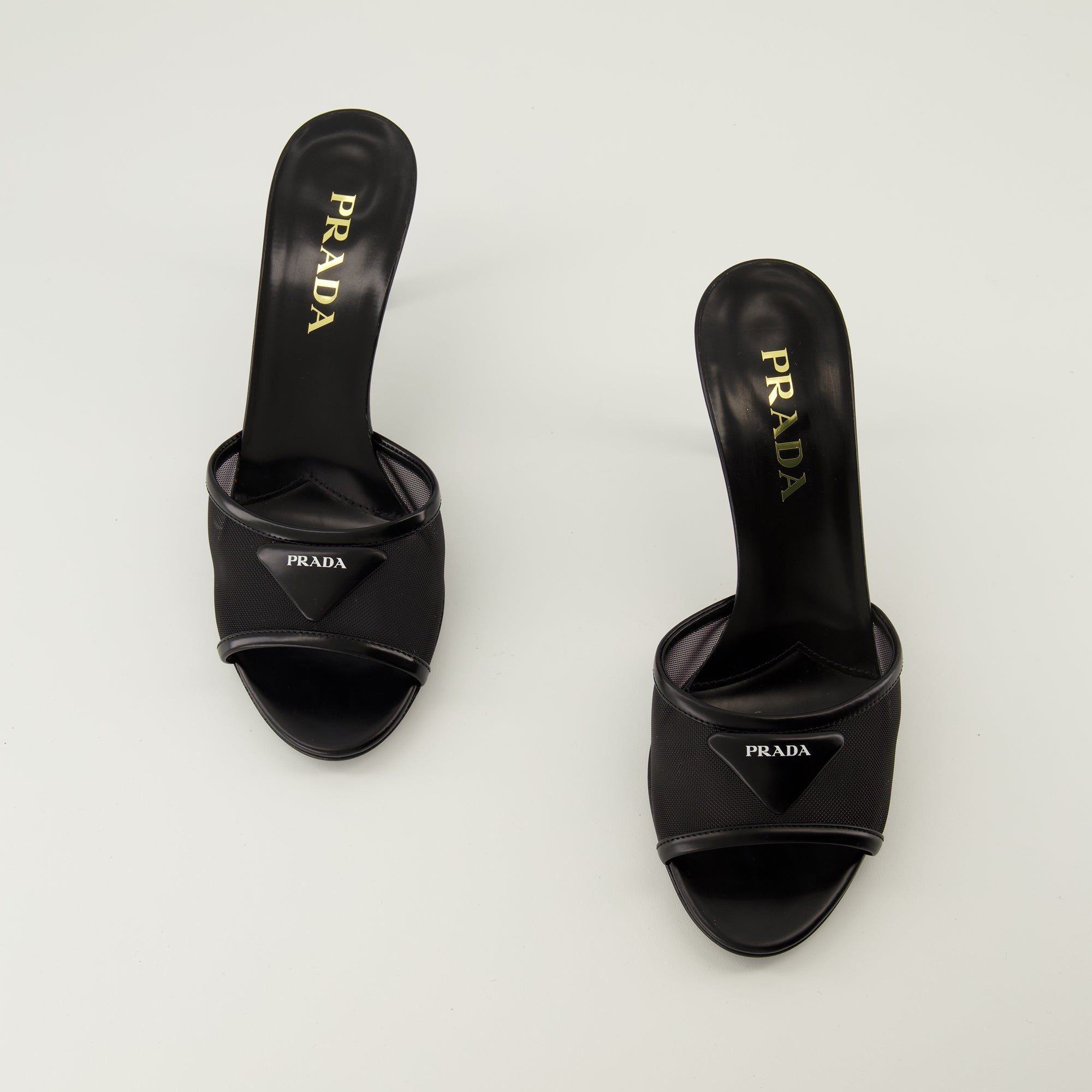 Image de l'article Sandales à talons noir de la marque Prada pour Femme - Saison Printemps-Été 2026 - Vue de dessus paire de chaussure