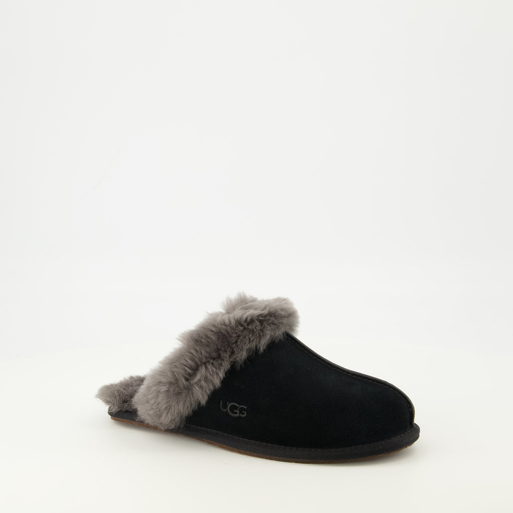 ユニセックス用のUggのスカフェットII黒スリッパの画像 - 2026年春夏シーズン - 後面ビュー