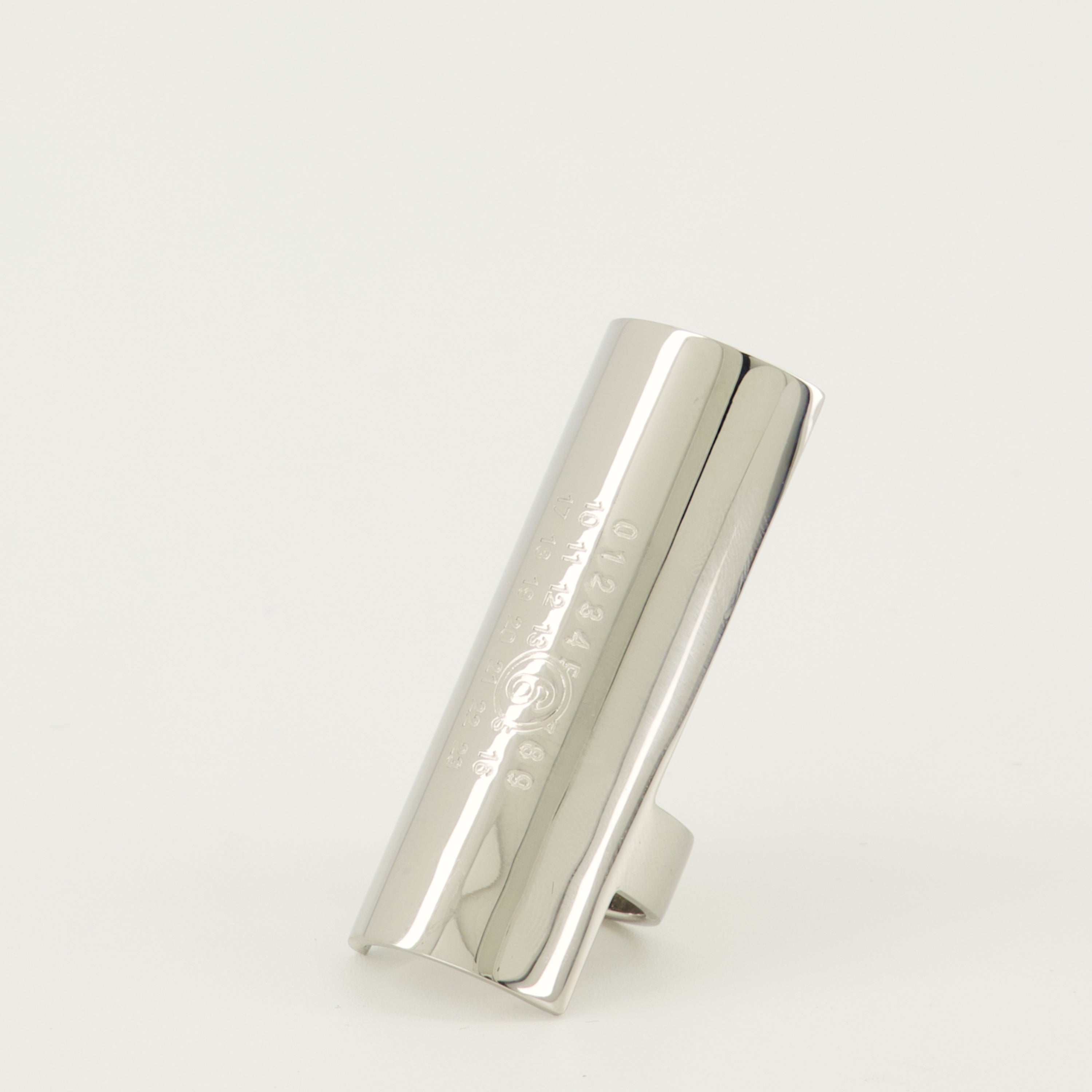 Image of the Large Numeric Ring from the Mm6 brand for Women - Fall-Winter 2025 - Detailed View_2