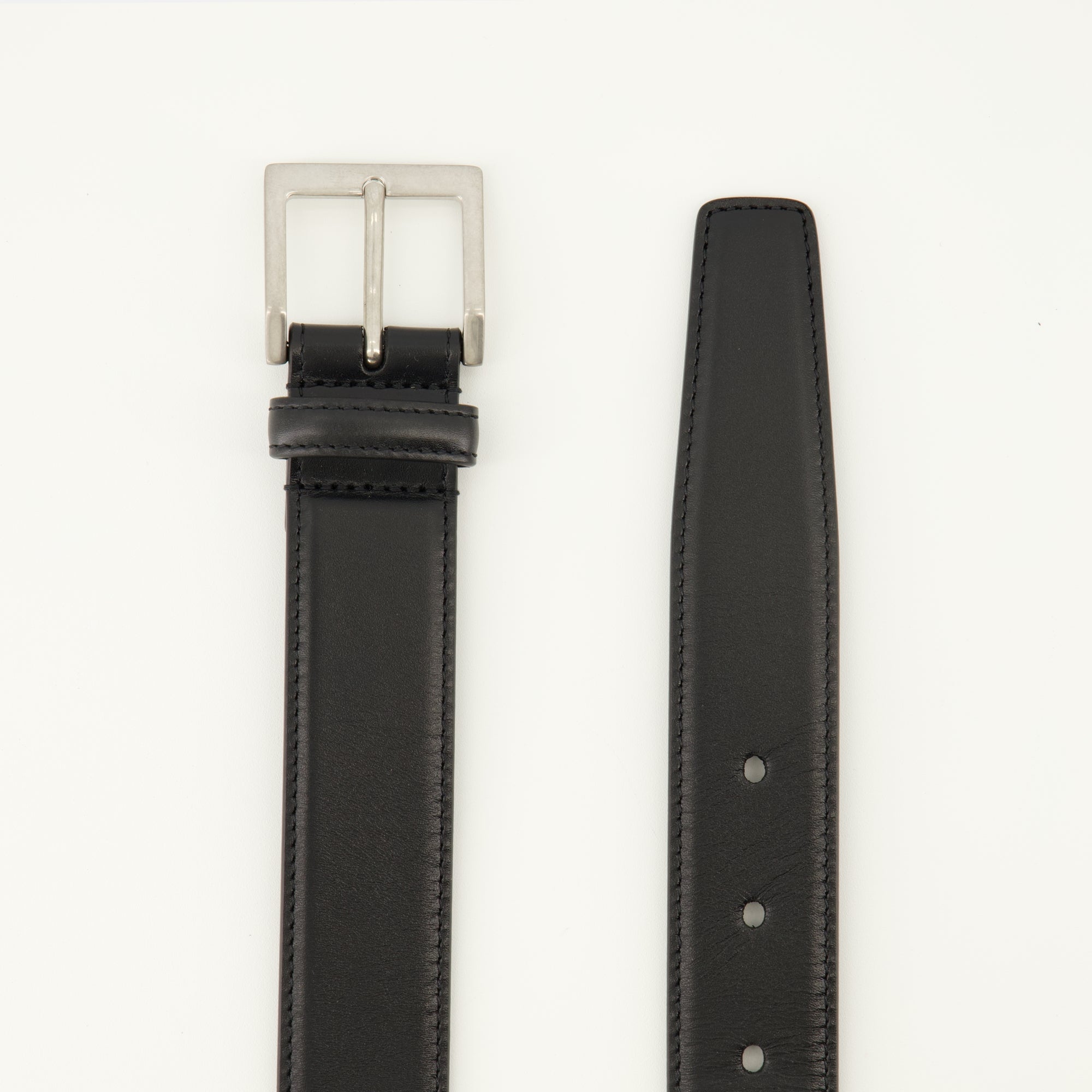 Image of the Saint Laurent Women's Leather Belt - Autumn-Winter 2025 - Detailed View_2