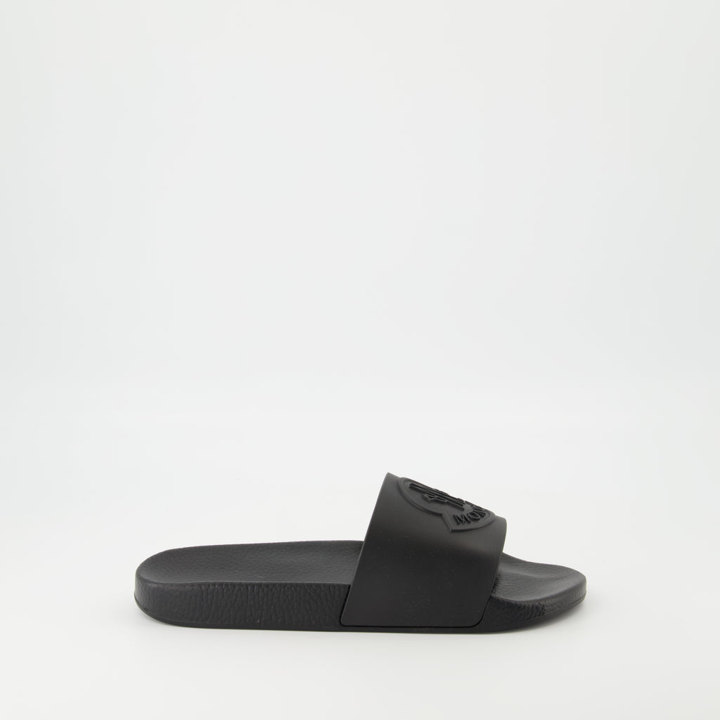 Imagen de las Chanclas Negras con Logo de Moncler para Hombre - Temporada Primavera-Verano 2026 - Vista lateral derecha