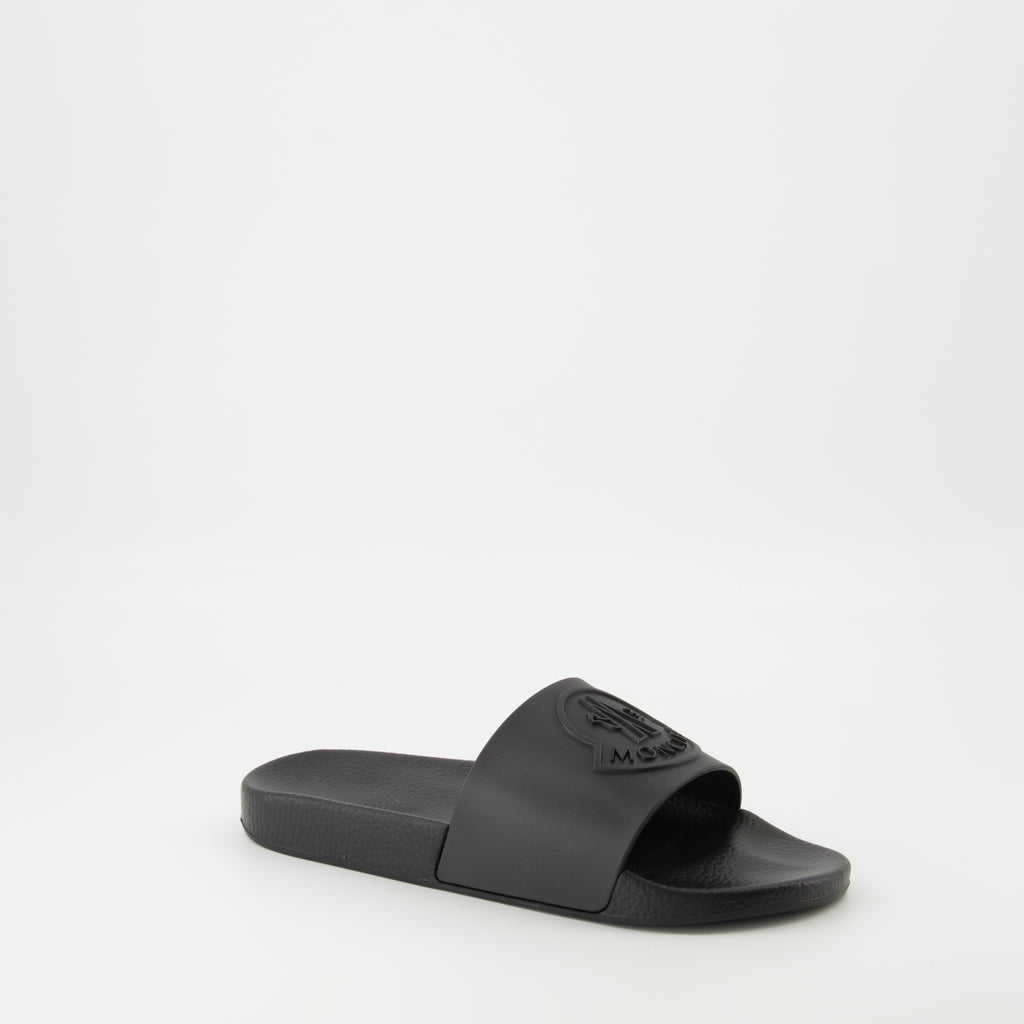 Imagen de las Chanclas Negras con Logo de Moncler para Hombre - Temporada Primavera-Verano 2026 - Vista tres cuartos delantero derecho