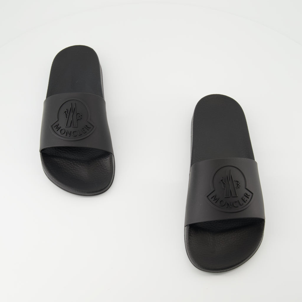 Imagen de las Chanclas Negras con Logo de Moncler para Hombre - Temporada Primavera-Verano 2026 - Vista superior del par de zapatos