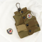 Immagine del portachiavi gilet da uomo del marchio Moncler - Stagione Autunno-Inverno 2025 - Vista dettagliata_2