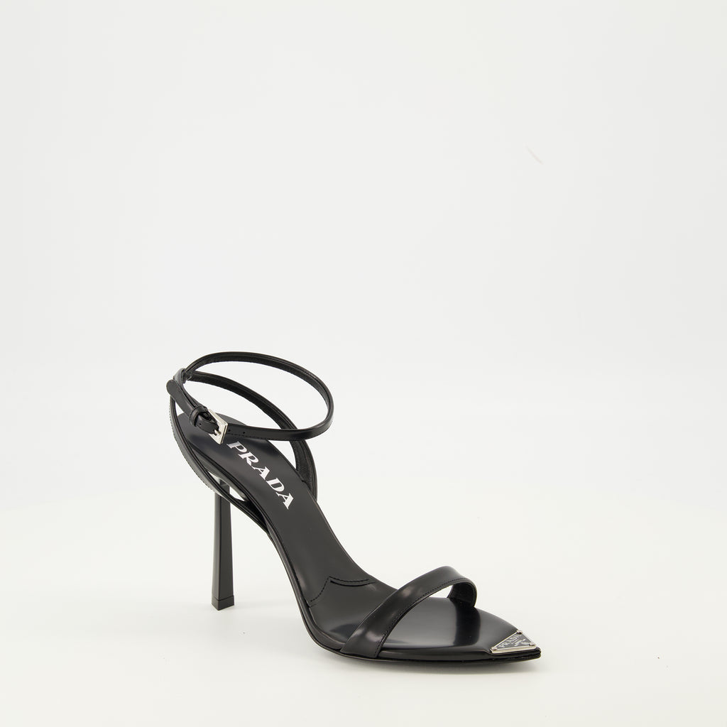 Bild des Prada Damen-Absatzsandalen - Herbst-Winter 2025 - Dreiviertelansicht vorne rechts
