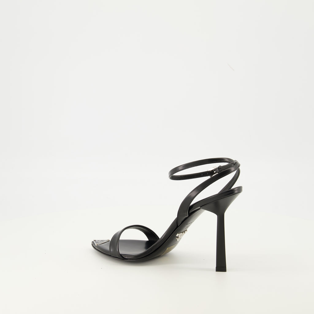 Bild des Prada Damen-Absatzsandalen - Herbst-Winter 2025 - Dreiviertelansicht hinten rechts