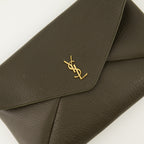 Imagen del artículo Pochette Cassandre XXL de la marca Saint Laurent para Mujeres - Temporada Otoño-Invierno 2025 - Vista Detallada_2