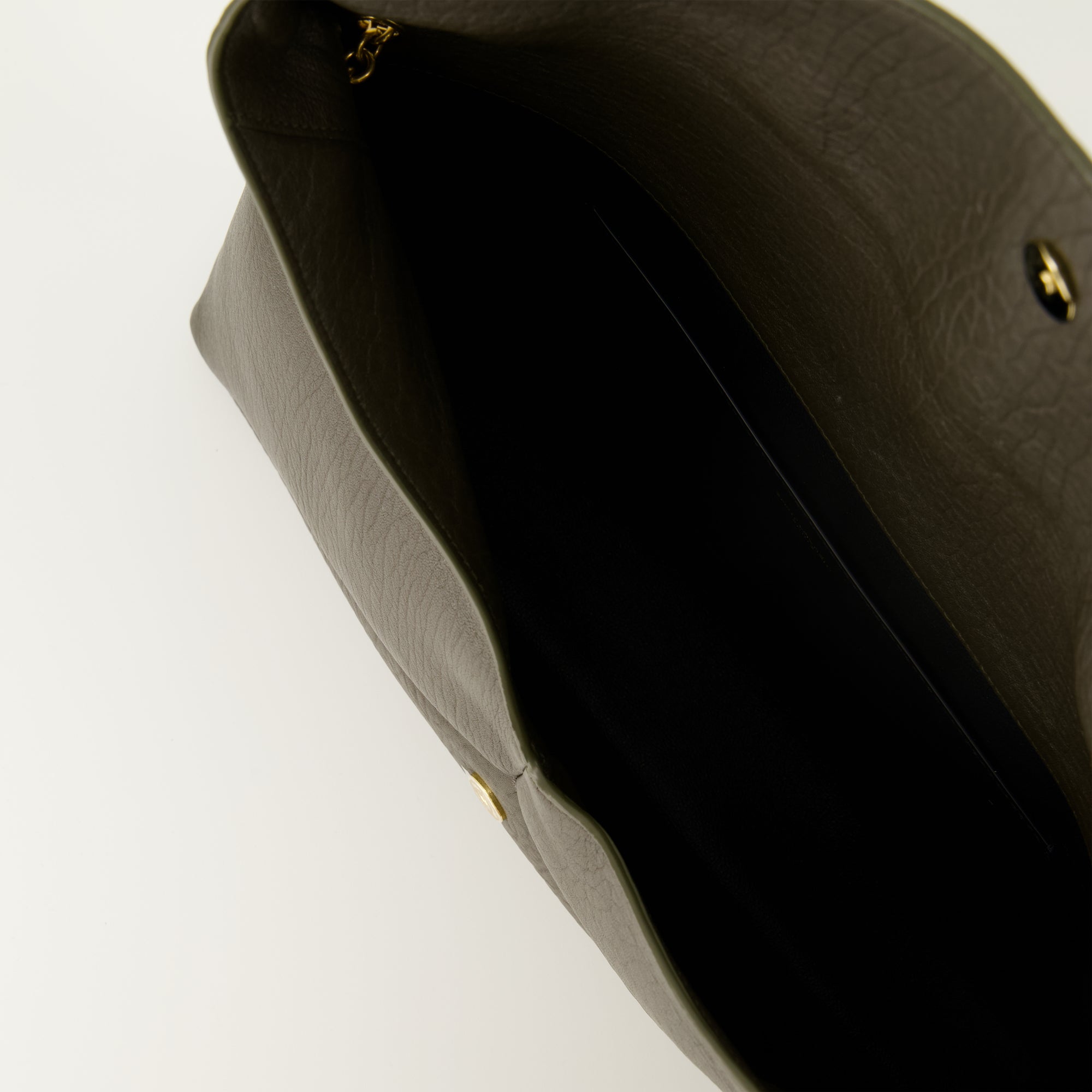 여성을 위한 생 로랑 카산드르 XXL 클러치의 이미지 - 2025 가을-겨울 시즌 - 세부 보기_3