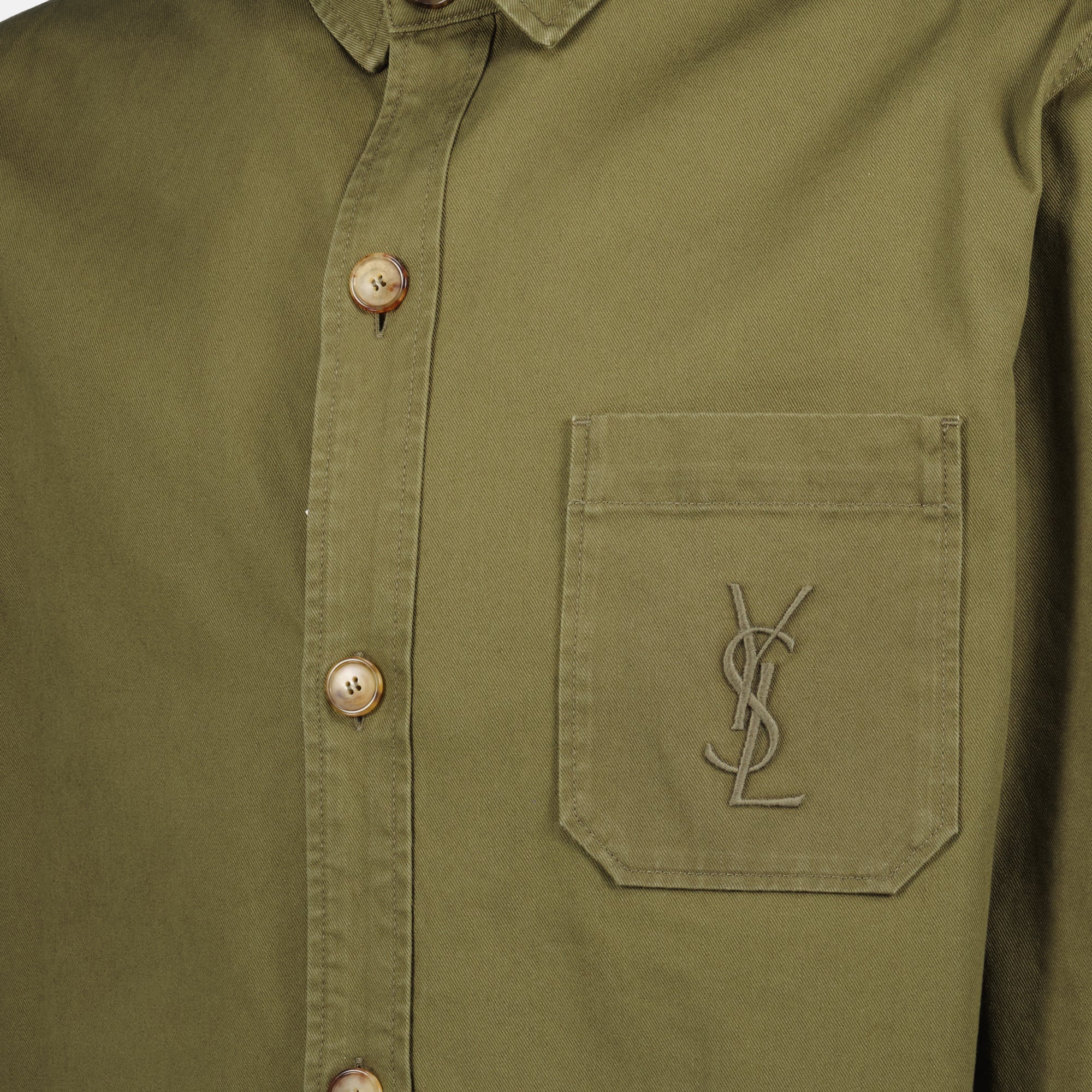 Image de l'article Chemise en denim Cassandre de la marque Saint Laurent pour Homme - Saison Automne-Hiver 2025 - Vue détaillée_2