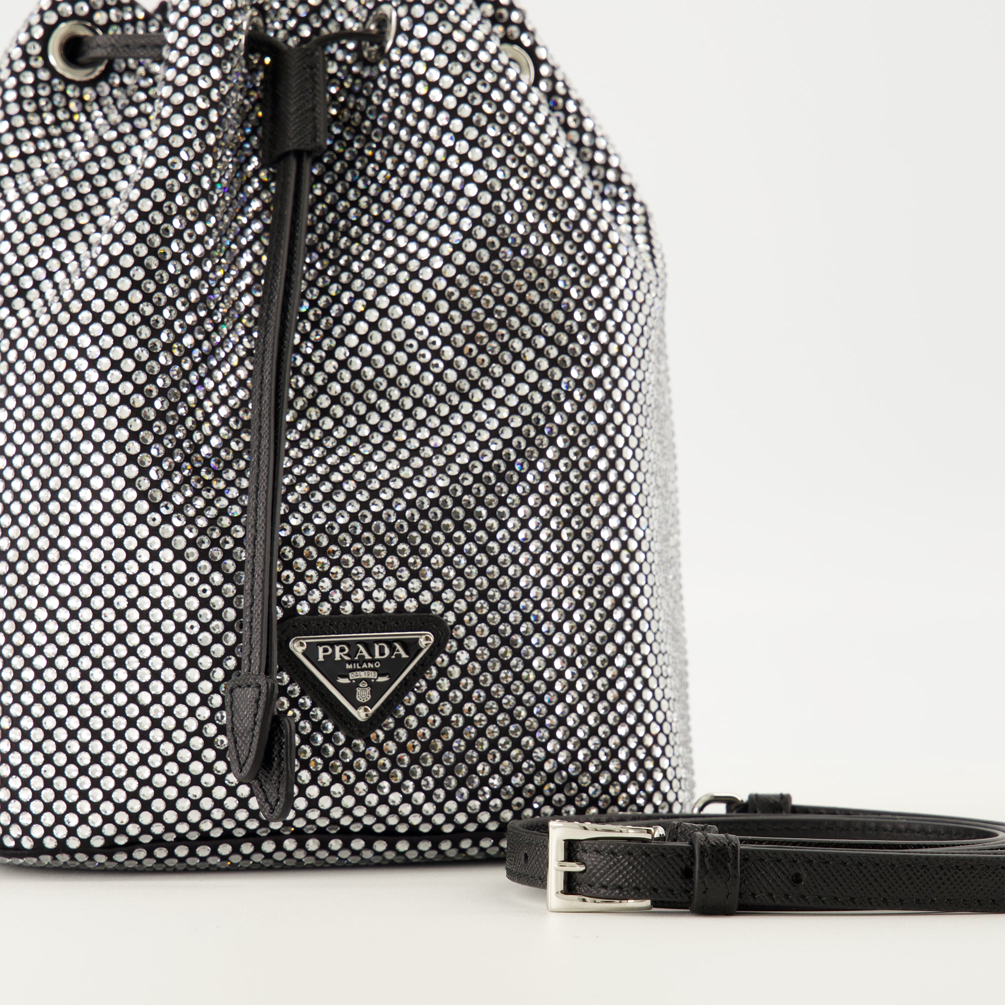 여성용 프라다 브랜드 듀엣 라인스톤 백 이미지 - 2025년 가을-겨울 - 상세 보기 2