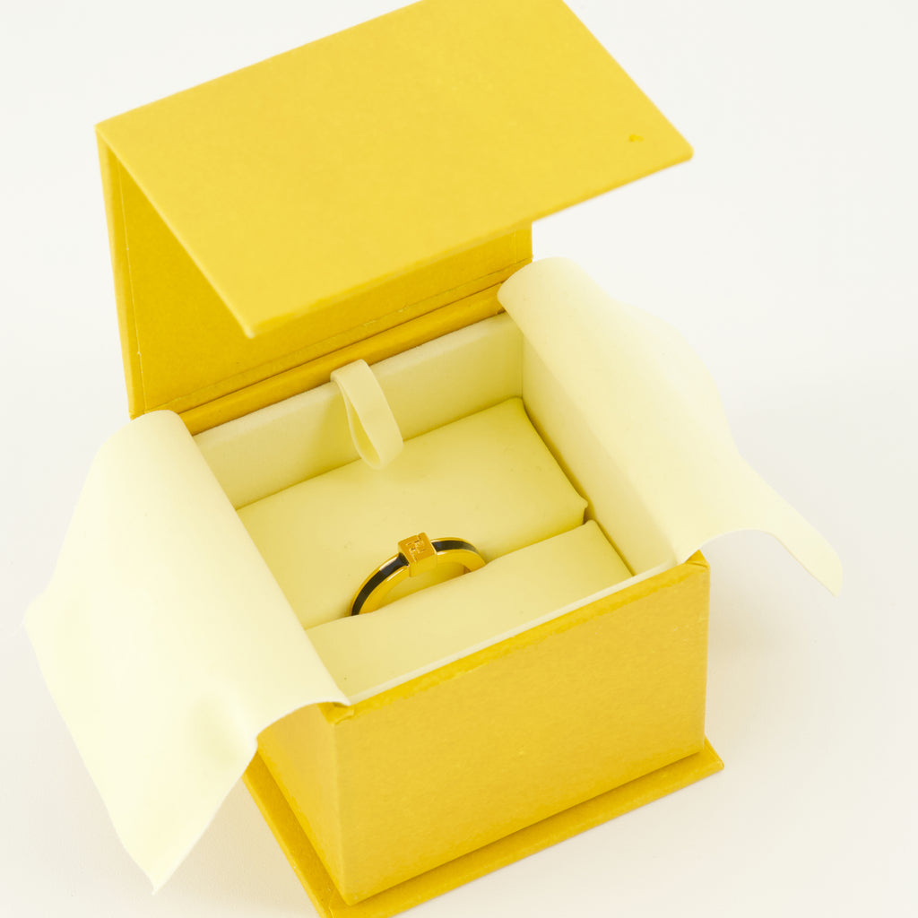 Immagine dell'articolo Anello con logo dorato e nero del marchio Fendi per Donna - Stagione Primavera-Estate 2026 - Vista dettagliata_3