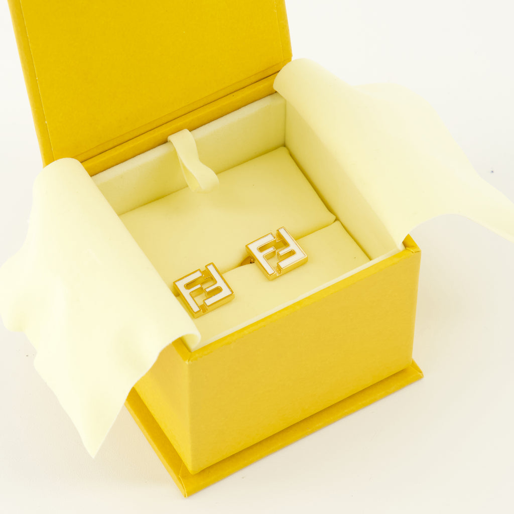 Immagine degli Orecchini Forever dorati e bianchi di Fendi per Donna - Collezione Primavera-Estate 2026 - Vista Dettagliata 3