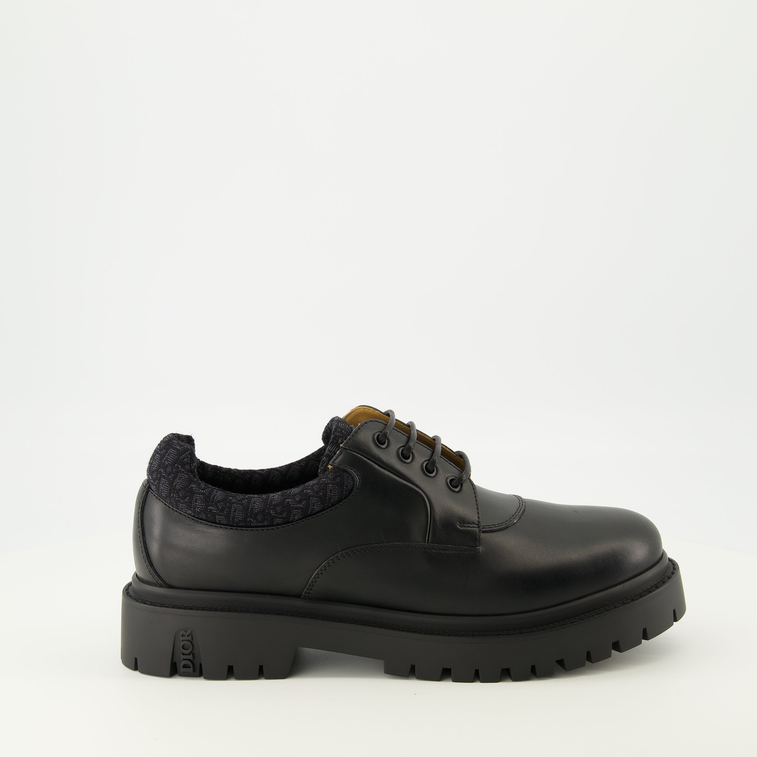 Imagem do Derby Explorer III preto da marca Dior para Homem - Temporada Primavera-Verão 2026 - Vista lateral direita