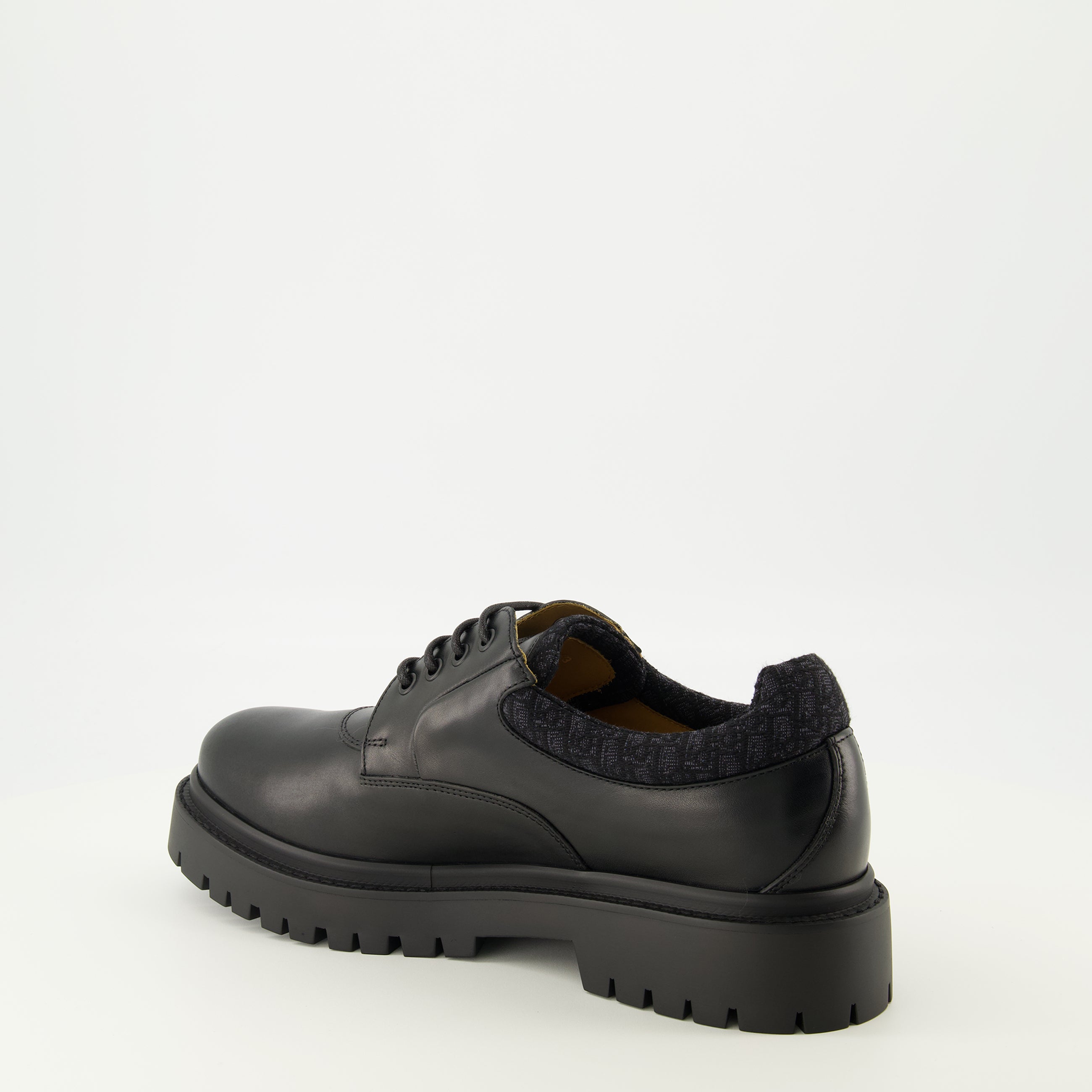 Imagem do Derby Explorer III preto da marca Dior para Homem - Temporada Primavera-Verão 2026 - Vista três quartos traseira direita