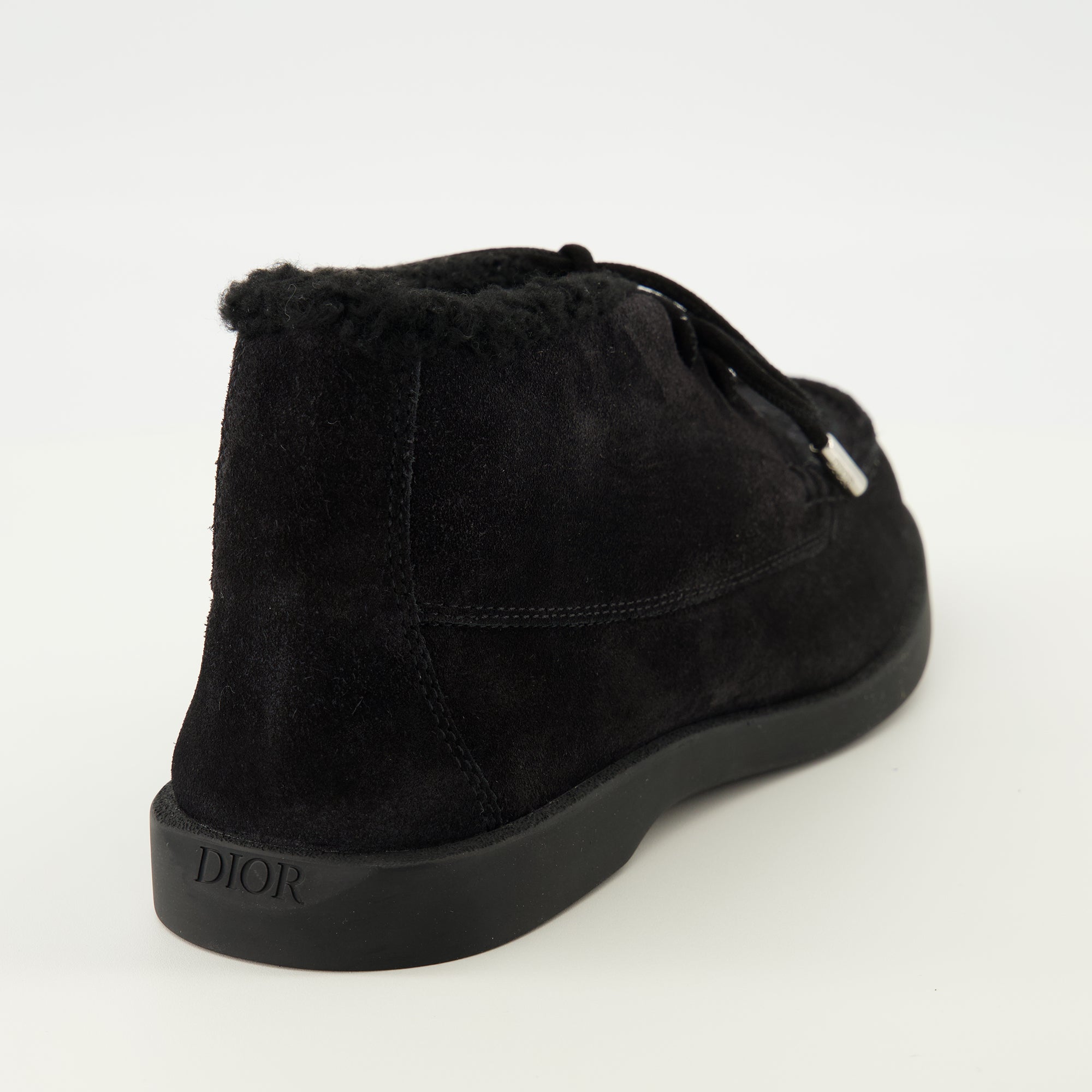 Imagem das botas Chukka pretas da marca Dior para Homem - Coleção Primavera-Verão 2026 - Vista em três quartos traseira direita