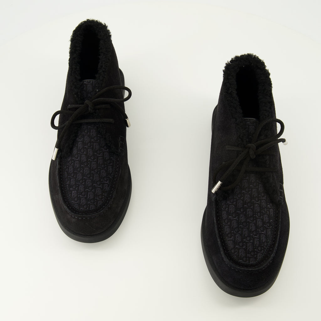 Image of the black Chukka boots from the brand Dior for Men - Spring-Summer 2026 - Top view of the pair of shoes