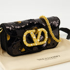 Imagen del bolso pequeño Locò de lentejuelas negras de Valentino Garavani para Mujer - Temporada Otoño-Inverno 2025 - Vista Detallada_2