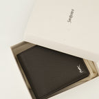 Image de l'article Portefeuilles Tiny Cassandre noir argenté de la marque Saint Laurent pour Homme - Saison Printemps-Été 2026 - Vue détaillée_3