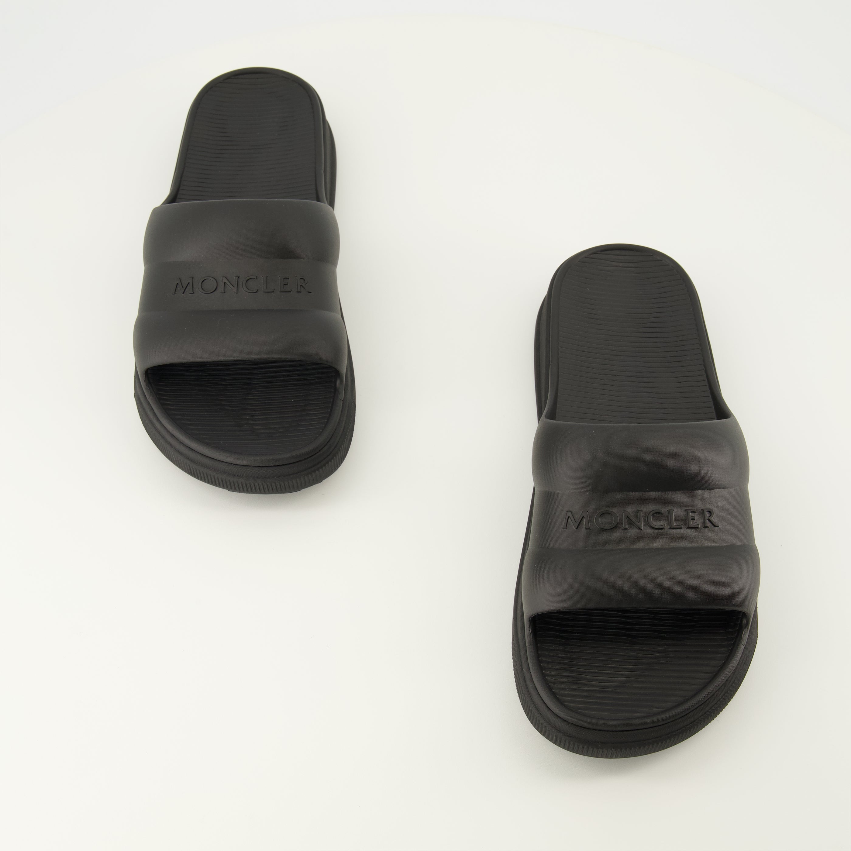 Image de l'article Sandales Altive noir en EVA de la marque Moncler pour Homme - Saison Printemps-Été 2026 - Vue de dessus paire de chaussure