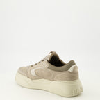 Imagen de las zapatillas Fendi Force grises de la marca Fendi para Hombre - Temporada Otoño-Invierno 2025 - Vista tres cuartos trasera derecha