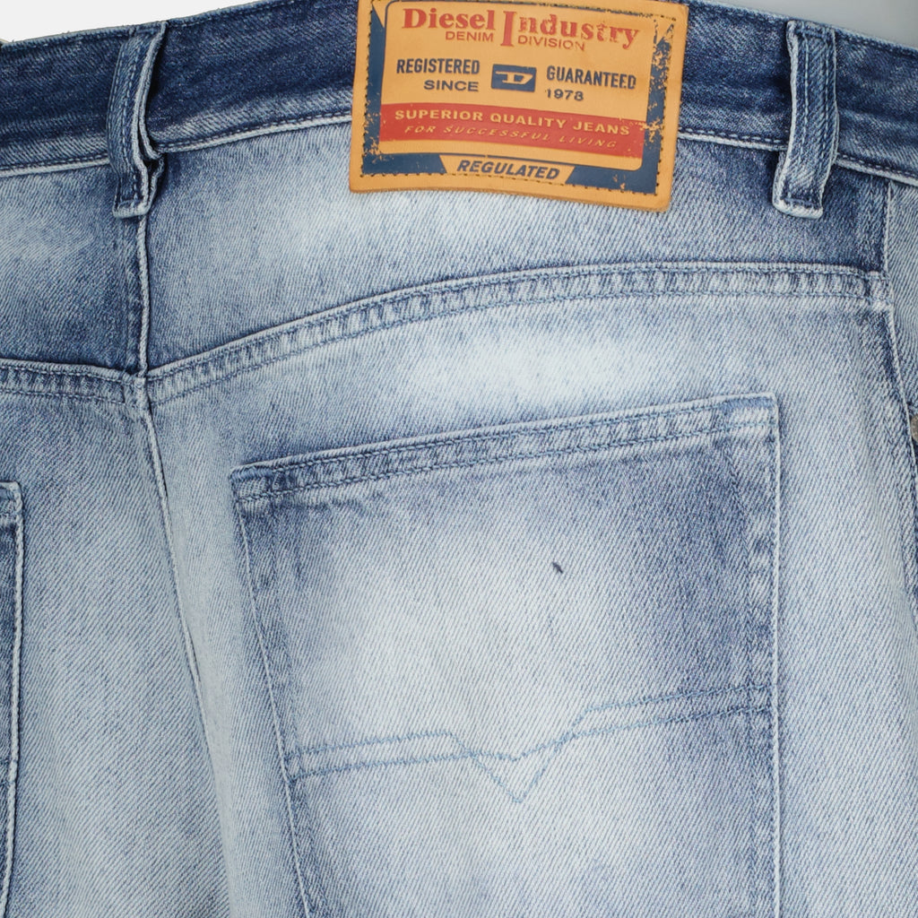 Image de l'article Jean D-Macro 2001 L32 effet délavé de la marque Diesel pour Homme - Saison Printemps-Été 2026 - Vue détaillée_2