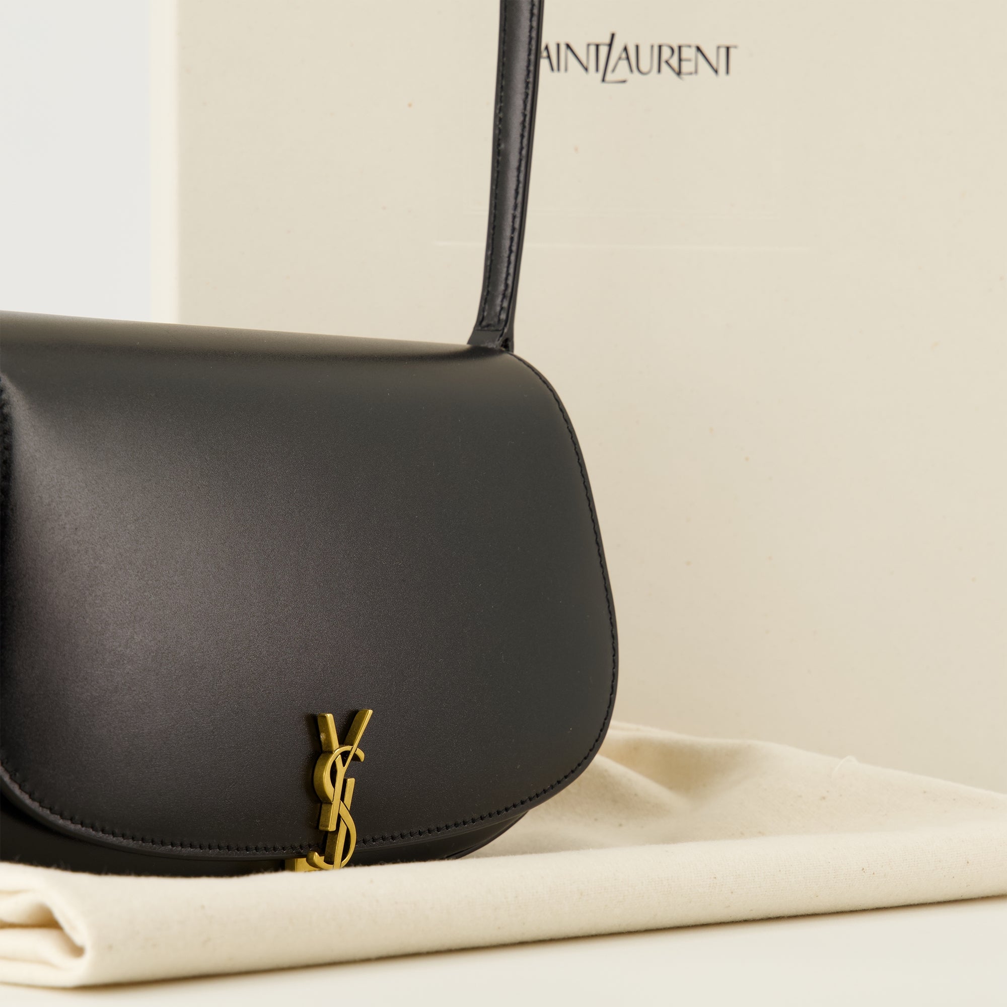 Image de l'article Sac Voltaire mini noir de la marque Saint Laurent pour Femme - Saison Automne-Hiver 2025 - Vue détaillée_2