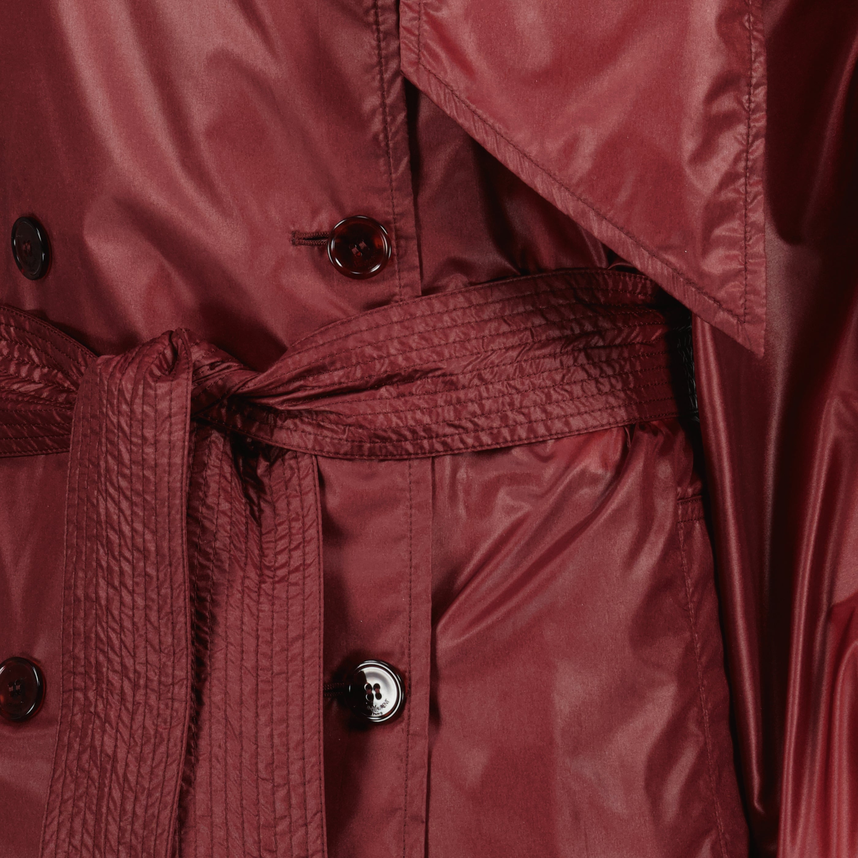 Imagem do trench de nylon bordeaux da marca Saint Laurent para Mulheres - Temporada Primavera-Verão 2026 - Vista Detalhada_2