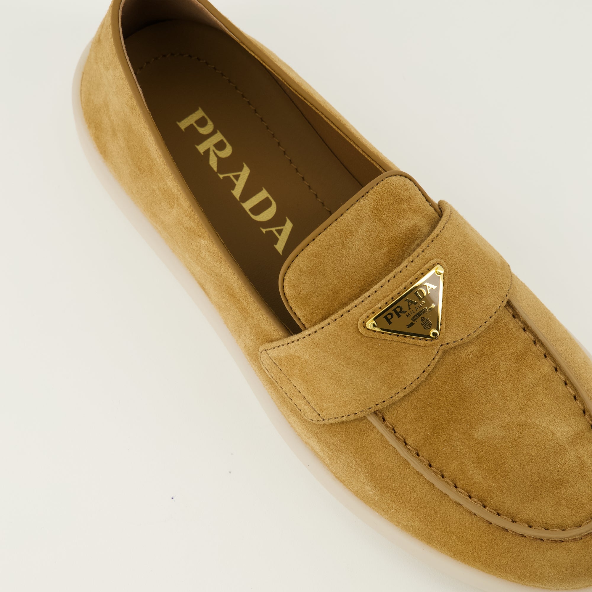 Imagen de los mocasines de cuero nobuck marrón de Prada para Mujer - Temporada Primavera-Verano 2026 - Vista detallada desde arriba