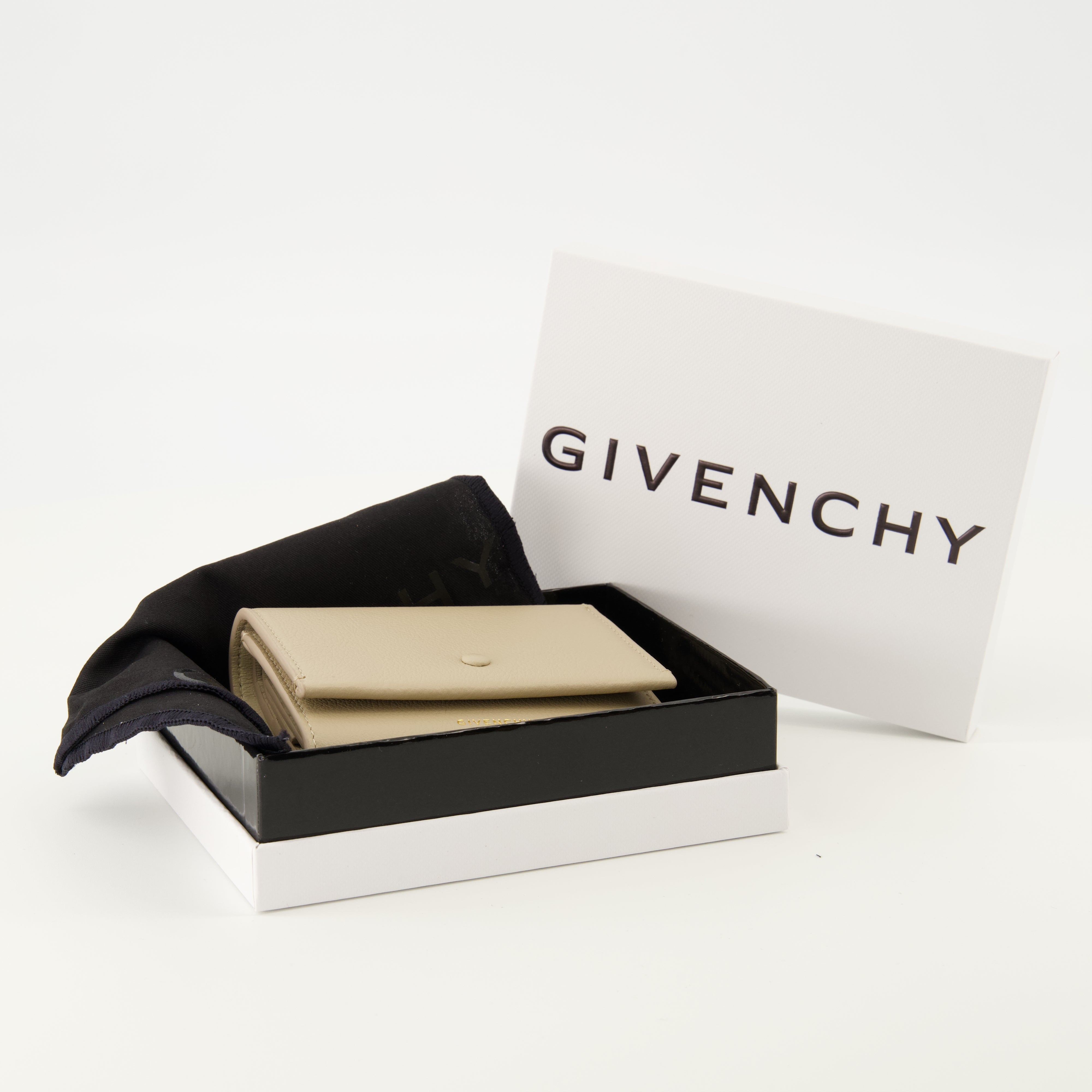 Maison Margiela Signature Chain Wallet - Women's – myCompañero Maison Margiela Signature Chain Wallet - Women's – myCompañero