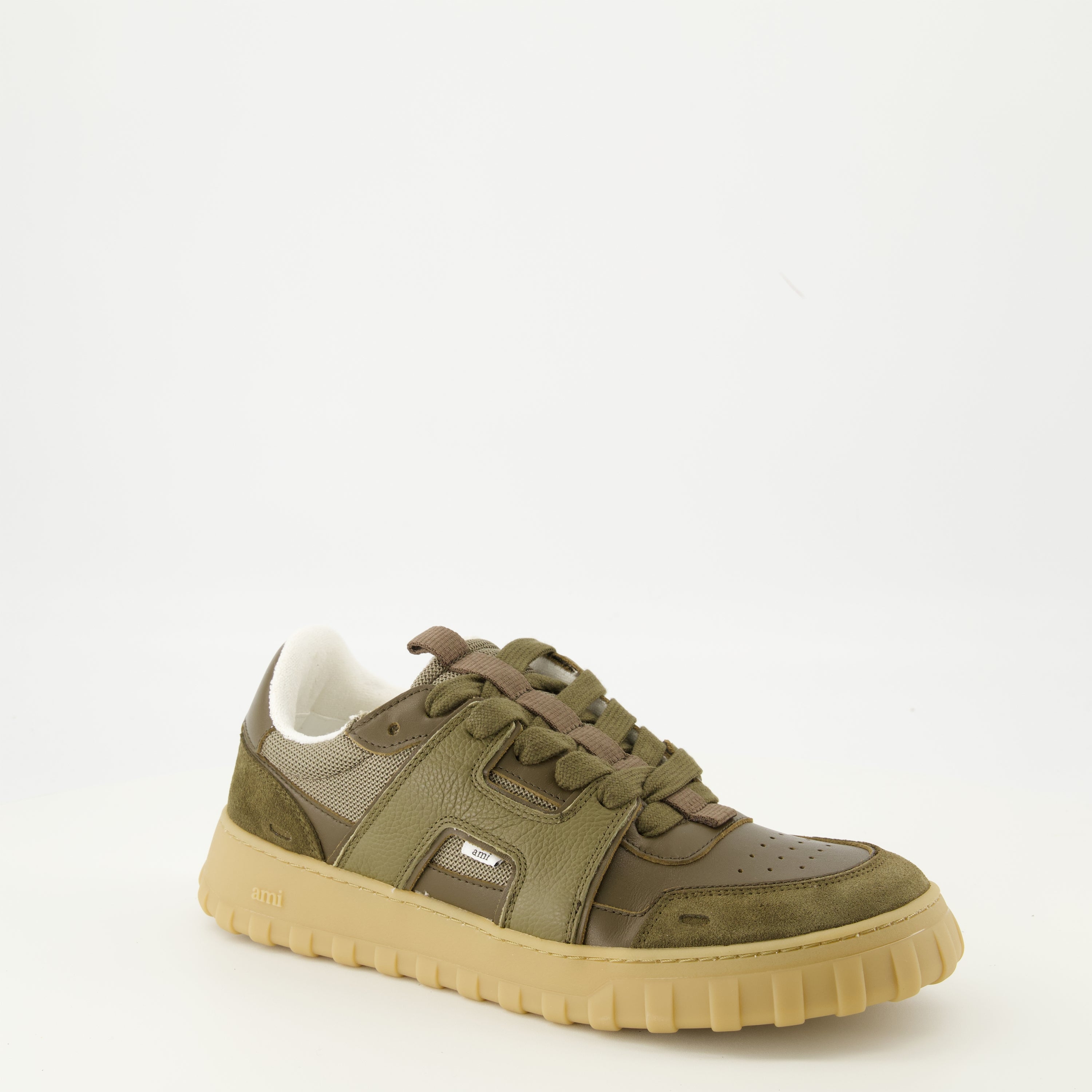 Image de l'article Baskets A Walk de la marque Ami PARIS pour Unisex - Saison Automne-Hiver 2025 - Vue trois quarts avant droite