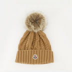 Imagen del gorro de cachemir con pompón de Moncler para mujer - Temporada Otoño-Invierno 2025 - Vista Frontal