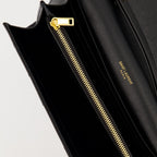 Imagen de la billetera Cassandre con cadena de la marca Saint Laurent para Mujeres - Temporada Otoño-Invierno 2025 - Vista Detallada_3
