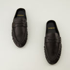 Imagen de las mules loafers negras de la marca Saint Laurent para Mujer - Temporada Otoño-Invierno 2025 - Vista superior del par de zapatos