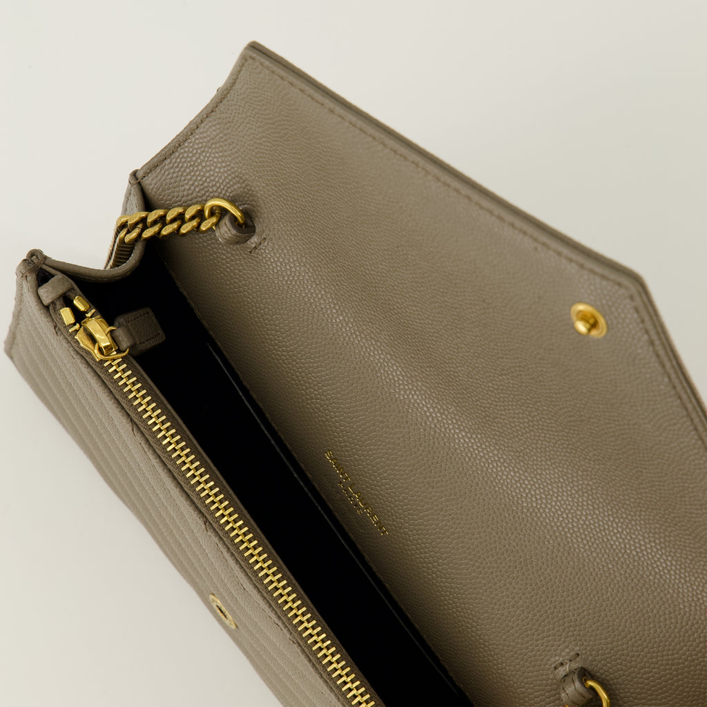 Image of the Cassandre khaki chain wallet from the Saint Laurent brand for Women - Spring-Summer 2026 - Detailed View_3