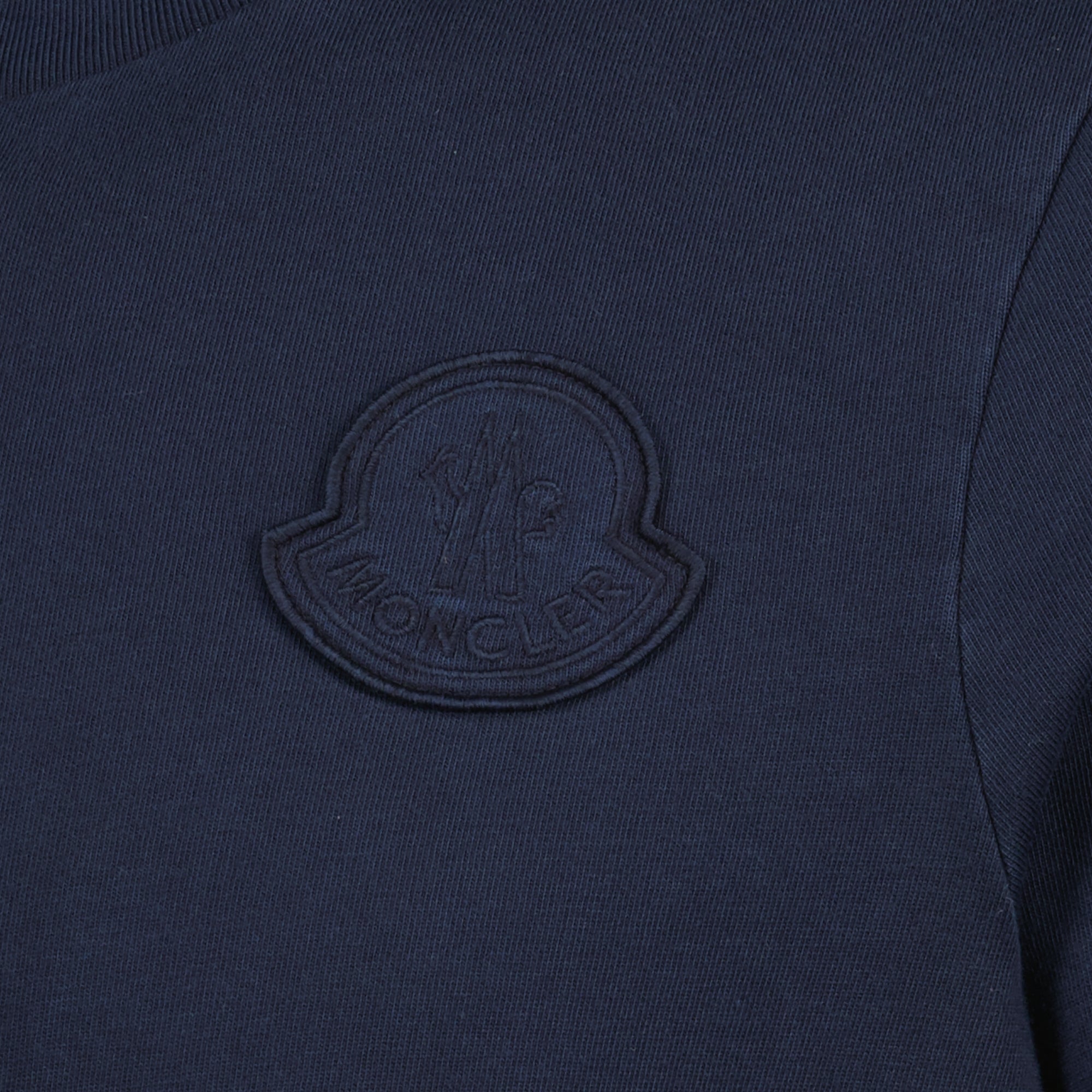 Imagem da t-shirt de logo bordado azul marinho da Moncler para Homem - Temporada Primavera-Verão 2026 - Vista Detalhada_1